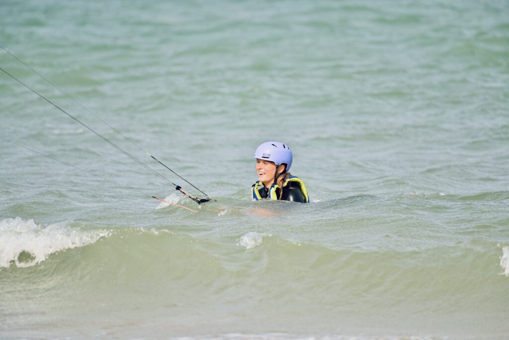 Élève dans l’eau lors d’un cours à Essaouira surf Maroc débutant | élève dans l’eau tenant la barre de kitesurf | 1