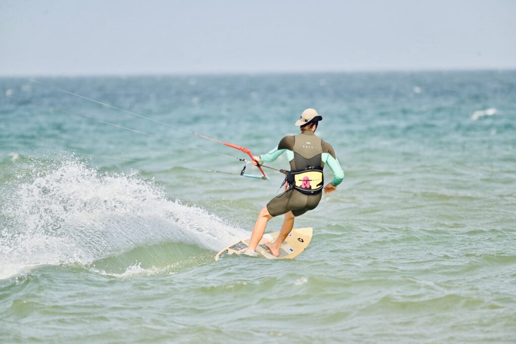Kitesurfeur en action dans les éclaboussures à Essaouira spot surf maroc | kitesurfeur en action avec de grosses éclaboussures | 1
