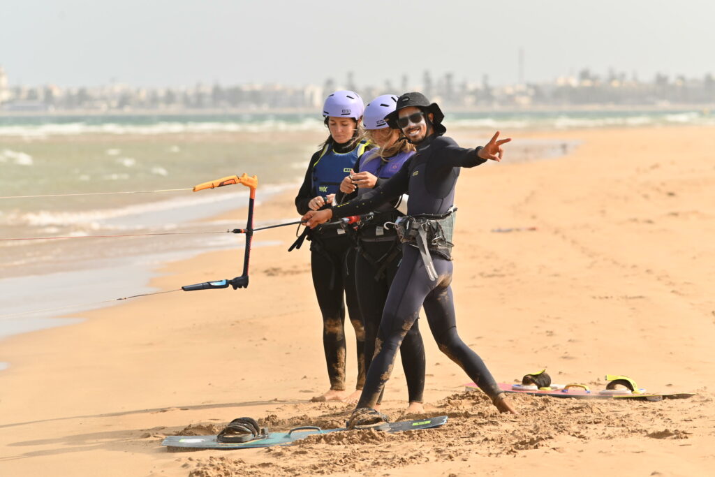 Groupe d’élèves sur la plage d’Essaouira cours wingfoil | groupe d’élèves avec leurs barres de kite sur la plage | 4