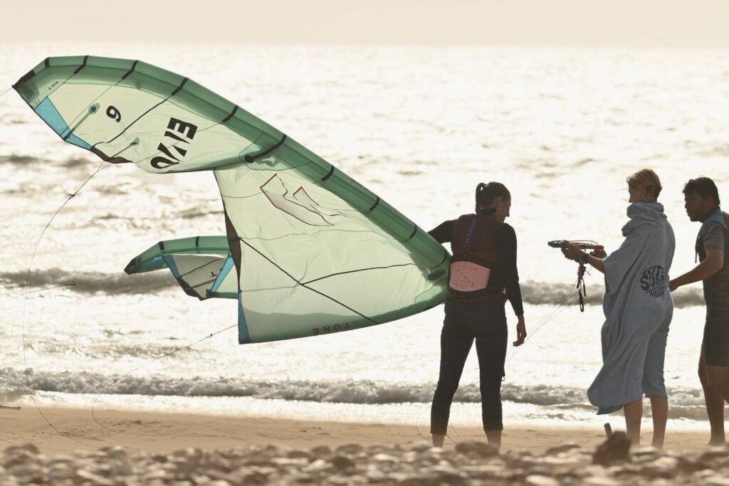 Aile verte posée sur la plage d'Essaouira au bord de l'eau Stage wingfoil | aile verte posée sur la plage au bord de l'eau | 3