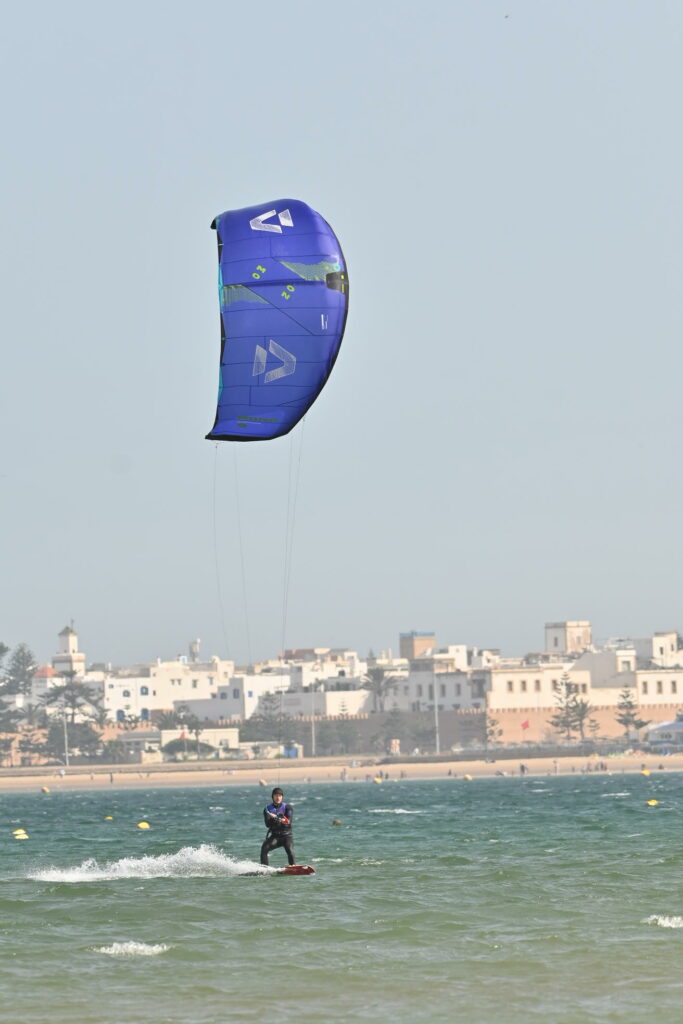 Kitesurfeur au large d’Essaouira avec la ville en arrière-plan Wingfoil Maroc | kitesurfeur au large avec la ville d’Essaouira en arrière-plan | 2