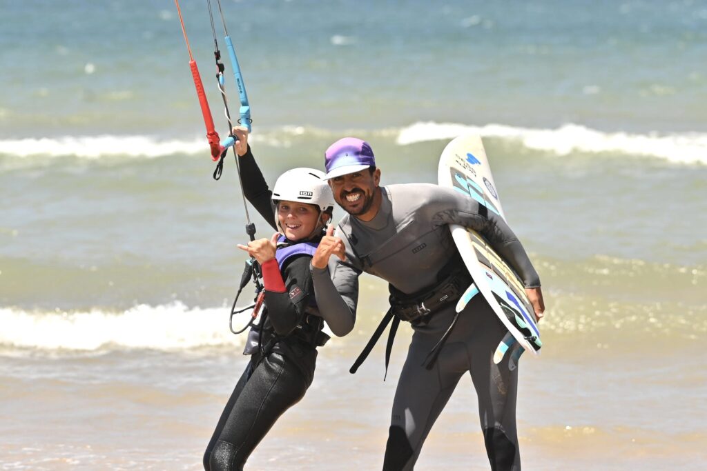 Surf camp Maroc | moniteur et élève avec une planche dans les vagues | 3