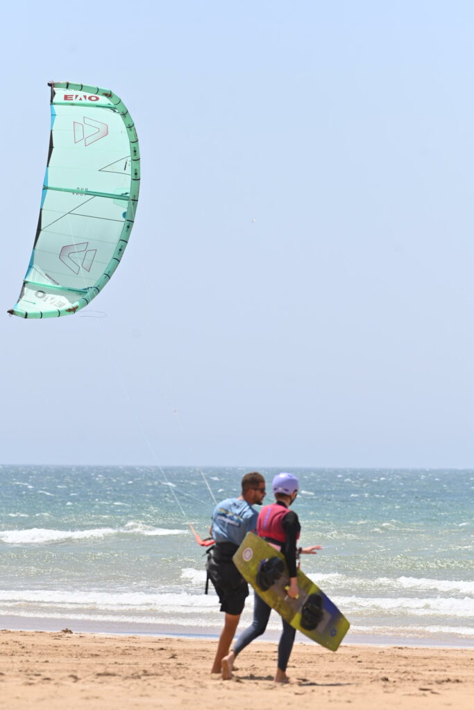 stage wingfoil Maroc | élève et moniteur sur la plage avec un kite dans le ciel | 4