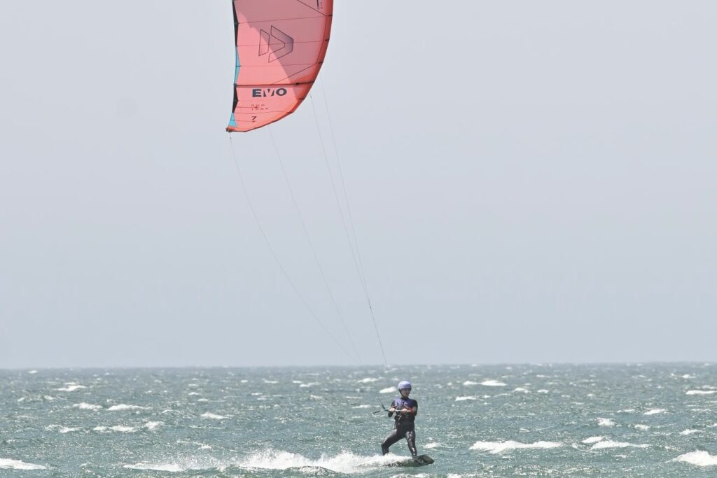Rider avec un kite rouge au large d’Essaouira séjour wingfoil | rider naviguant avec un kite rouge au large | 4