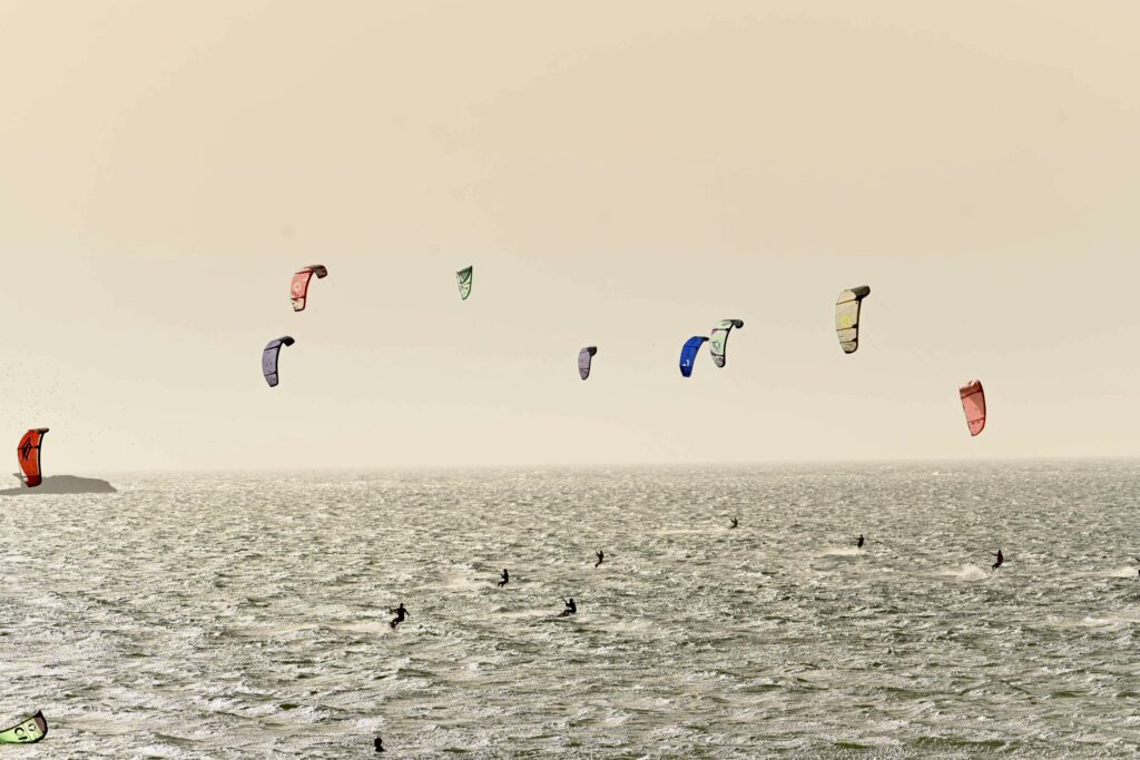 Flotte de kitesurfs sur la baie d'Essaouira par vent fort Stage wingfoil | flotte de voiles sur la baie d'Essaouira par vent fort | 1