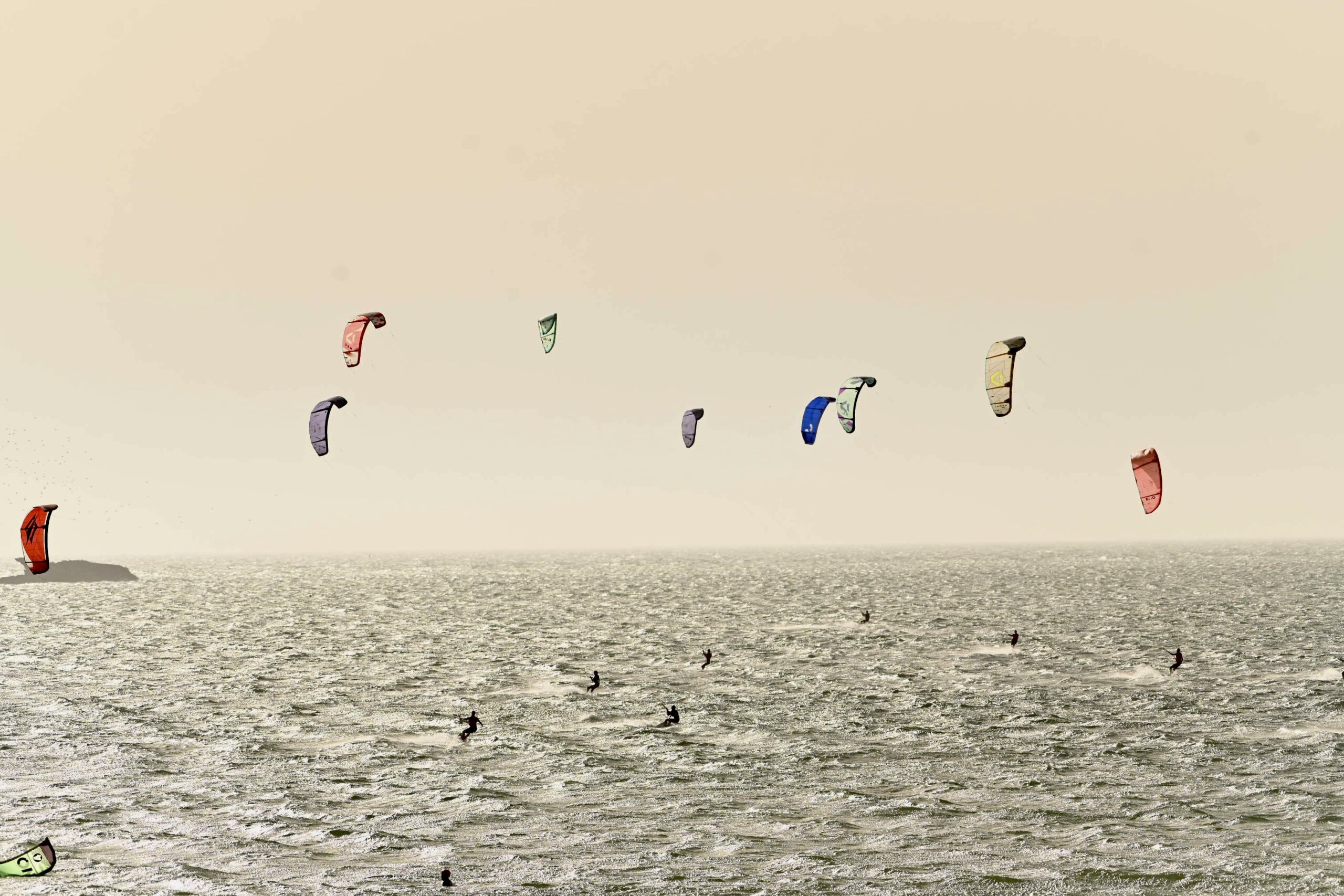 Kitesurf Essaouira | flotte de kitesurfs sur la baie d'Essaouira par vent fort