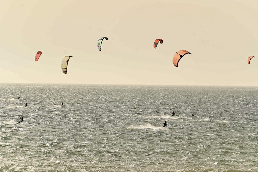 Ailes dans le ciel au-dessus de la baie d’Essaouira apprendre le wingfoil | de nombreuses ailes dans le ciel au-dessus de la baie d’Essaouira | 4