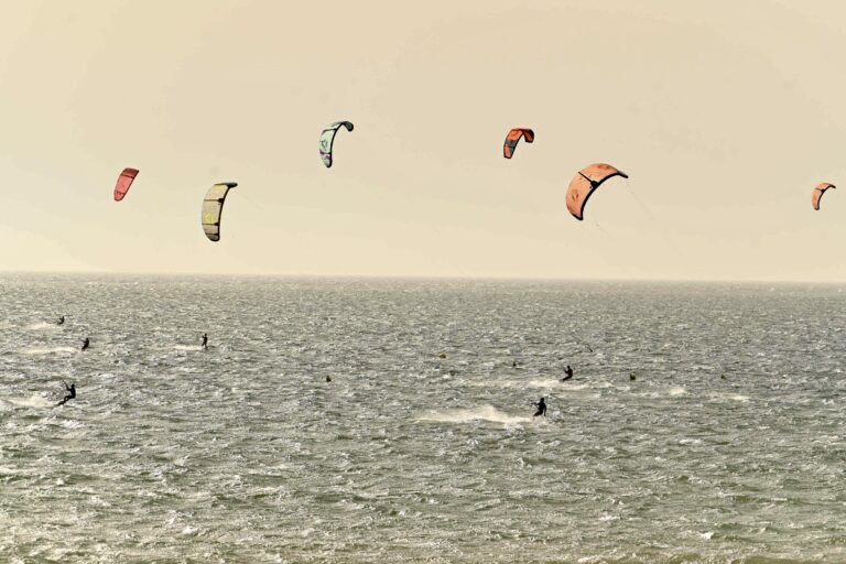 Kitesurf Essaouira | nombreux kites dans le ciel au-dessus de la baie