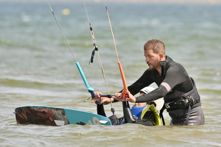 Kitesurf Essaouira | moniteur donnant un cours de kitesurf dans l'eau