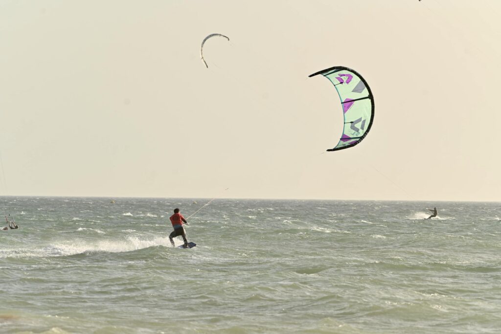 Rider avec une aile en croissant au large d’Essaouira wingfoil débutant | rider avec une aile en croissant au large d’Essaouira | 3