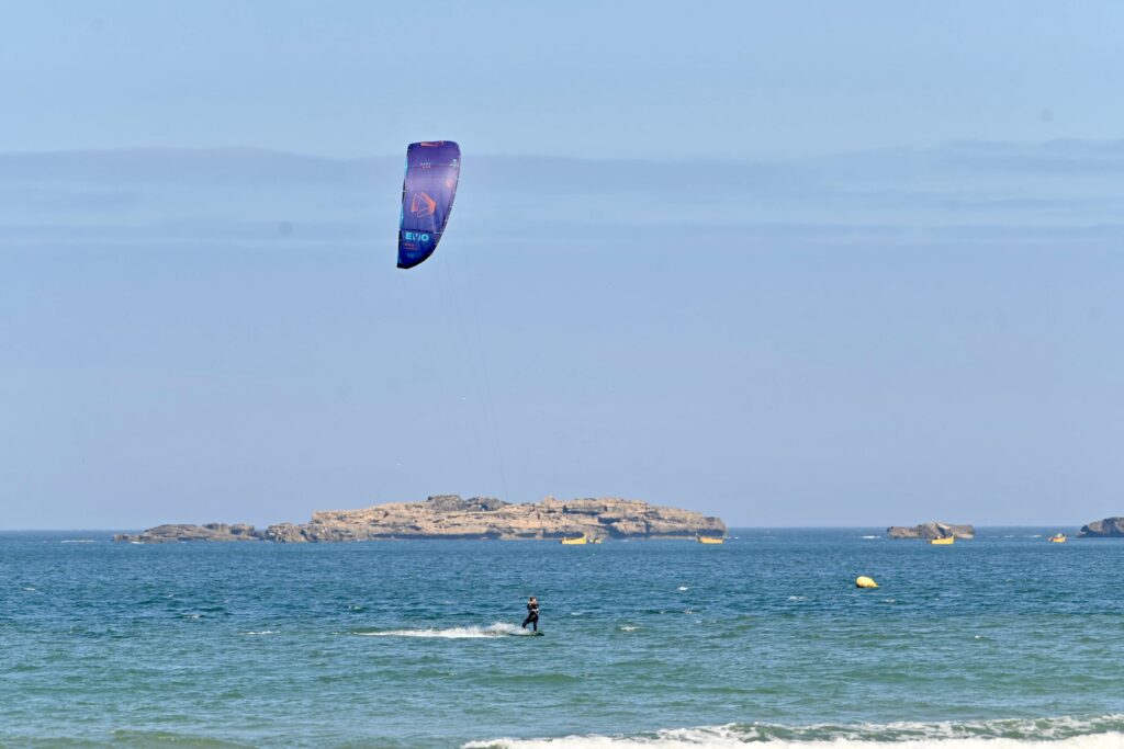 stage wingfoil Maroc | kitesurfeur devant l’île de Mogador dans la baie d’Essaouira | 1
