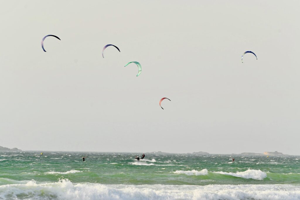 Surf Maroc | plusieurs kites au-dessus des vagues turquoise | 2