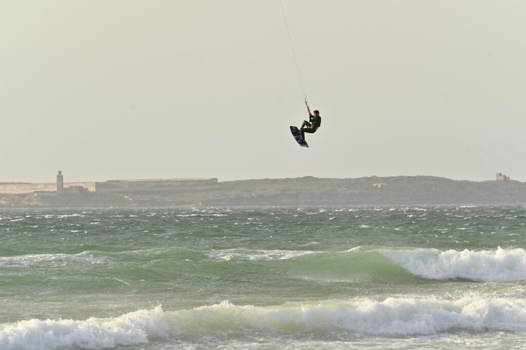 Rider en saut au-dessus des vagues à Essaouira spot surf essaouira | rider en saut au-dessus des vagues au large d’Essaouira | 1