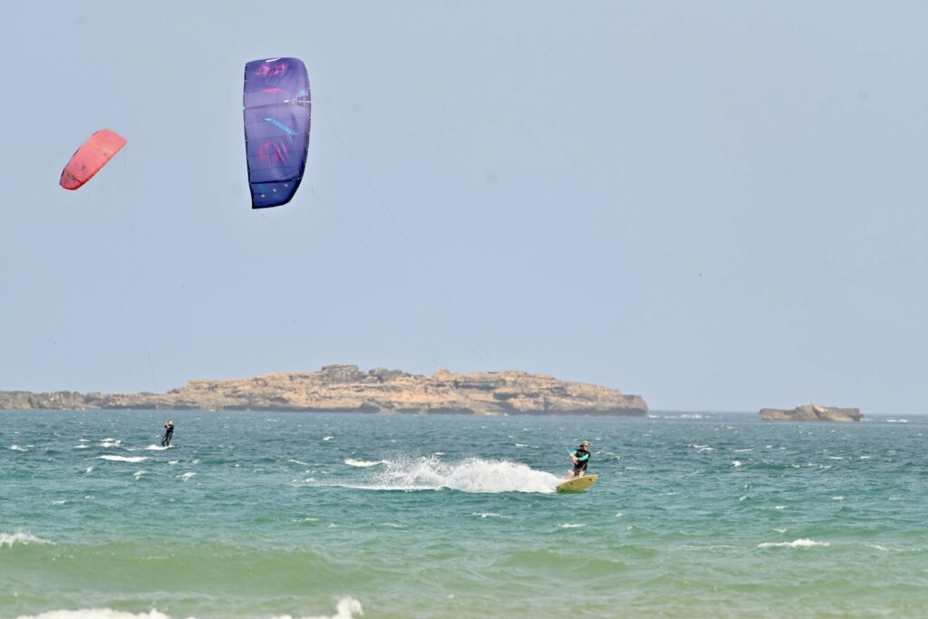 Ailes au large d'Essaouira avec l'île de Mogador en arrière-plan Stage wingfoil | ailes au large avec l'île de Mogador en arrière-plan | 4