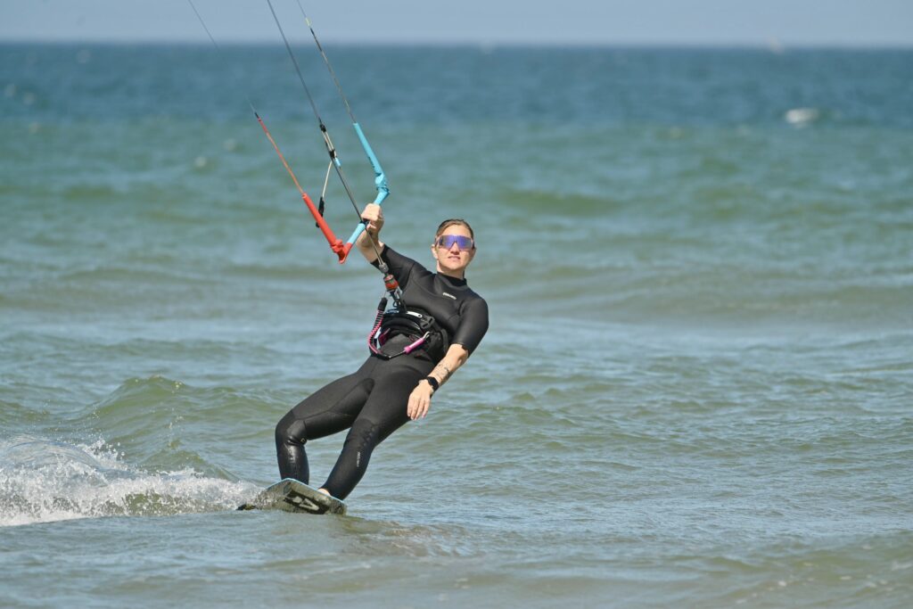 Kitesurfeuse sur sa planche au large d’Essaouira surf essaouira | kitesurfeuse naviguant sur sa planche au large d’Essaouira | 1