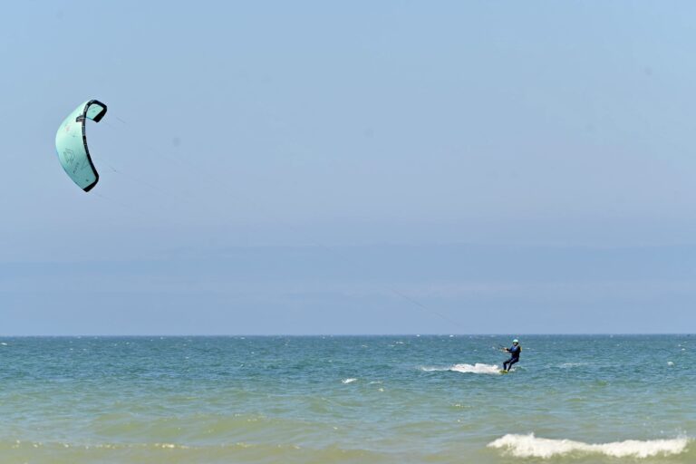 Kitesurf Essaouira | kitesurfeur au loin sous un kite turquoise