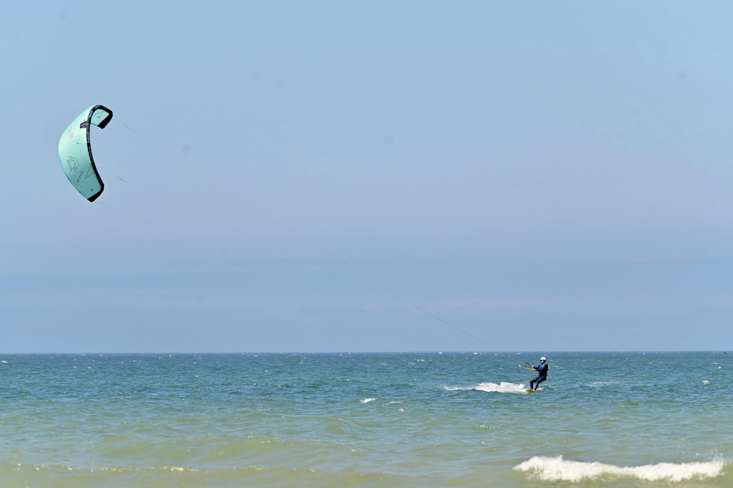 Kitesurf Essaouira | kitesurfeur au loin sous un kite turquoise