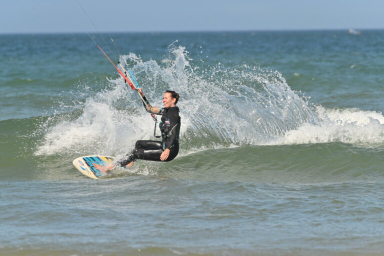 Kitesurf Essaouira | kitesurfeur en style surf avec grosses éclaboussures