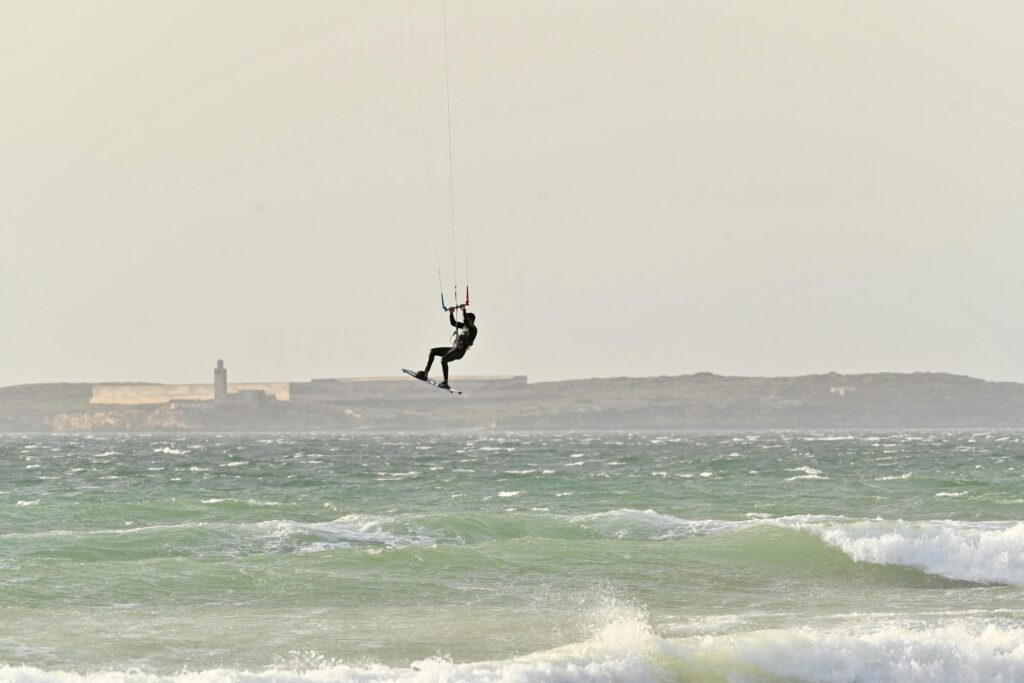 Kitesurfeur en saut devant le fort d’Essaouira spot surf maroc | kitesurfeur en saut devant le fort d’Essaouira | 2