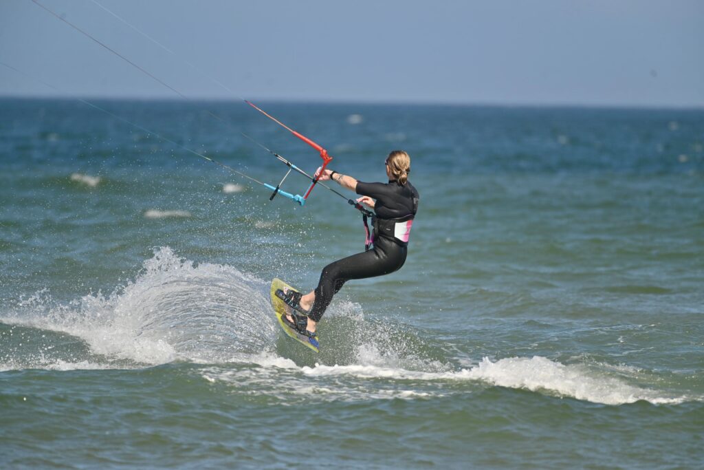 Surf camp Maroc | rideuse effectuant un virage sur la vague | 4