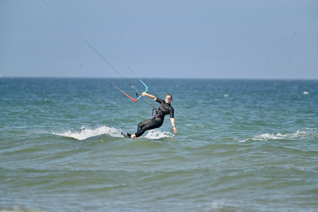 Kitesurfeur face au vent sur la côte d’Essaouira surf essaouira | kitesurfeur naviguant face au vent sur la côte d’Essaouira | 2
