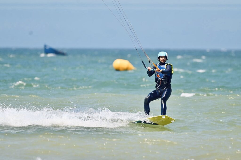 Élève sur sa planche dans la baie d’Essaouira spot surf essaouira | élève sur sa planche près d’une bouée dans la baie | 3