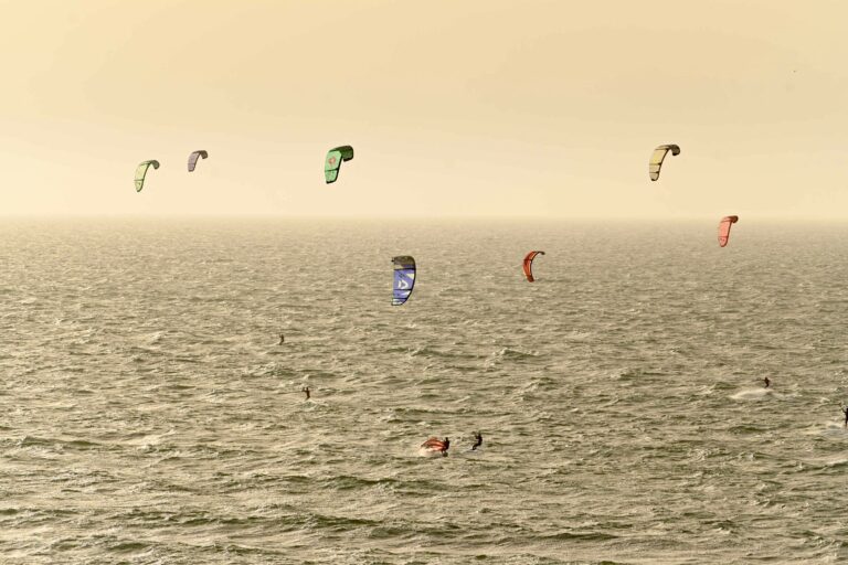 Kitesurf Essaouira | flotte de kitesurfs dans la lumière dorée du soir