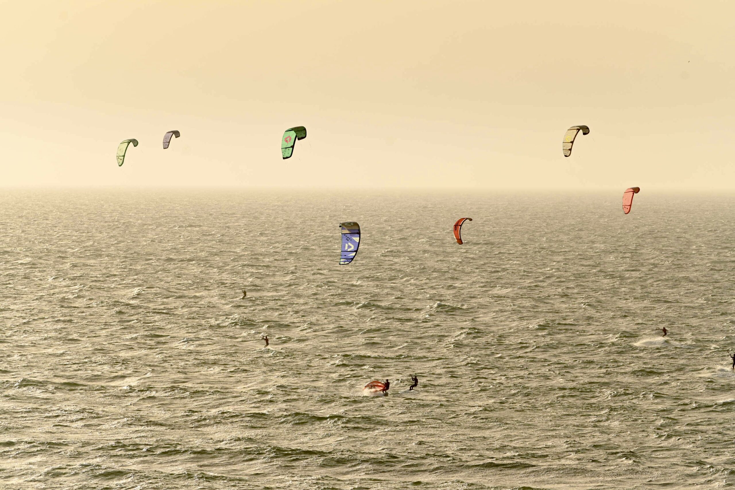 Kitesurf Essaouira | flotte de kitesurfs dans la lumière dorée du soir