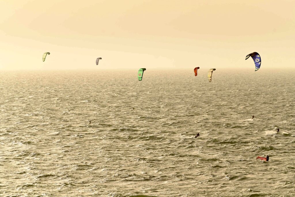 stage wingfoil Maroc | kites au coucher du soleil sur la baie d’Essaouira | 2