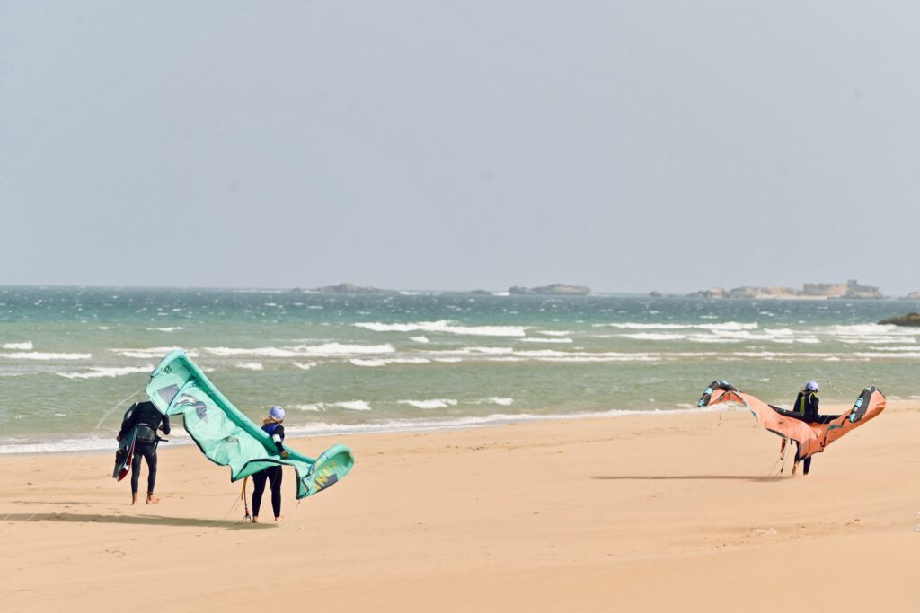 Ailes étalées sur la plage d’Essaouira avant une session Wingfoil Maroc | ailes étalées sur la plage avant une session | 3