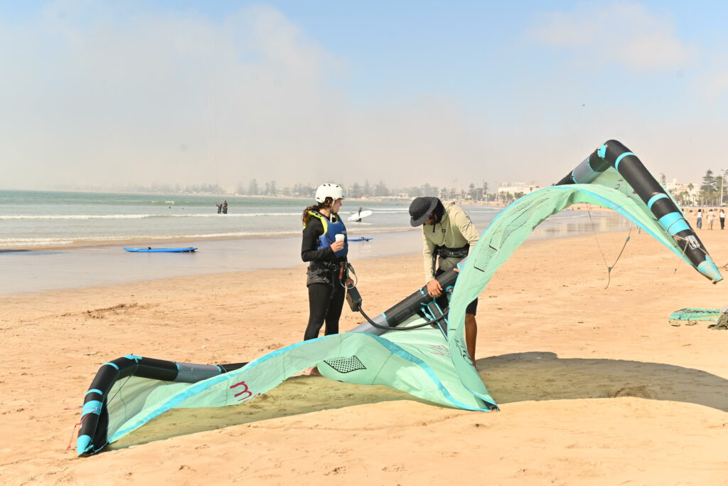 Moniteur et élève préparant l’aile sur la plage cours wingfoil | moniteur et élève préparant l’aile sur le sable | 3
