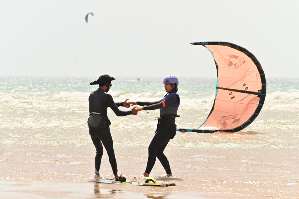 Moniteur et élève exerçant le contrôle de l’aile sur la plage cours de wingfoil | moniteur et élève travaillant le contrôle de l’aile | 3