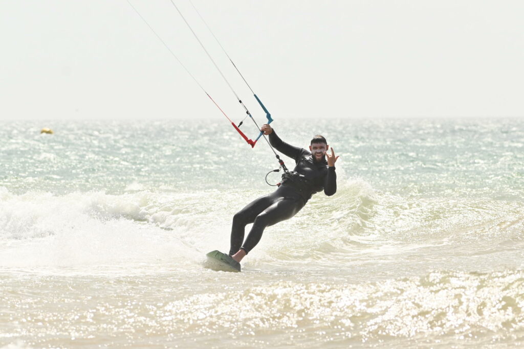 Surf Maroc | kitesurfeur prenant un virage dans l'écume | 3