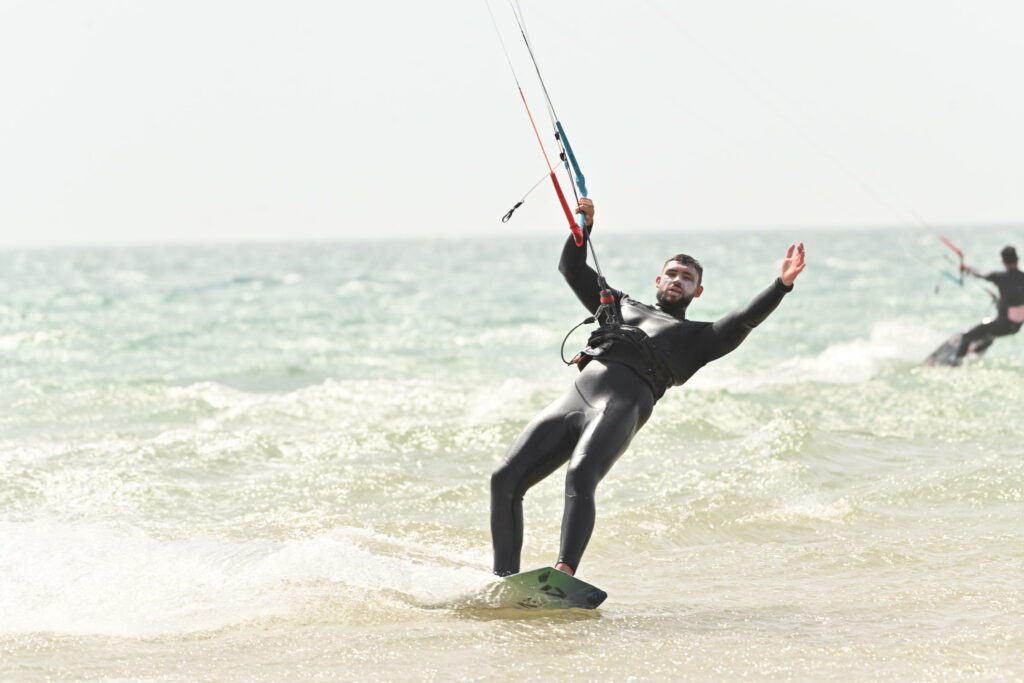 Surf Maroc | kitesurfeur sur sa planche dans l'écume | 4