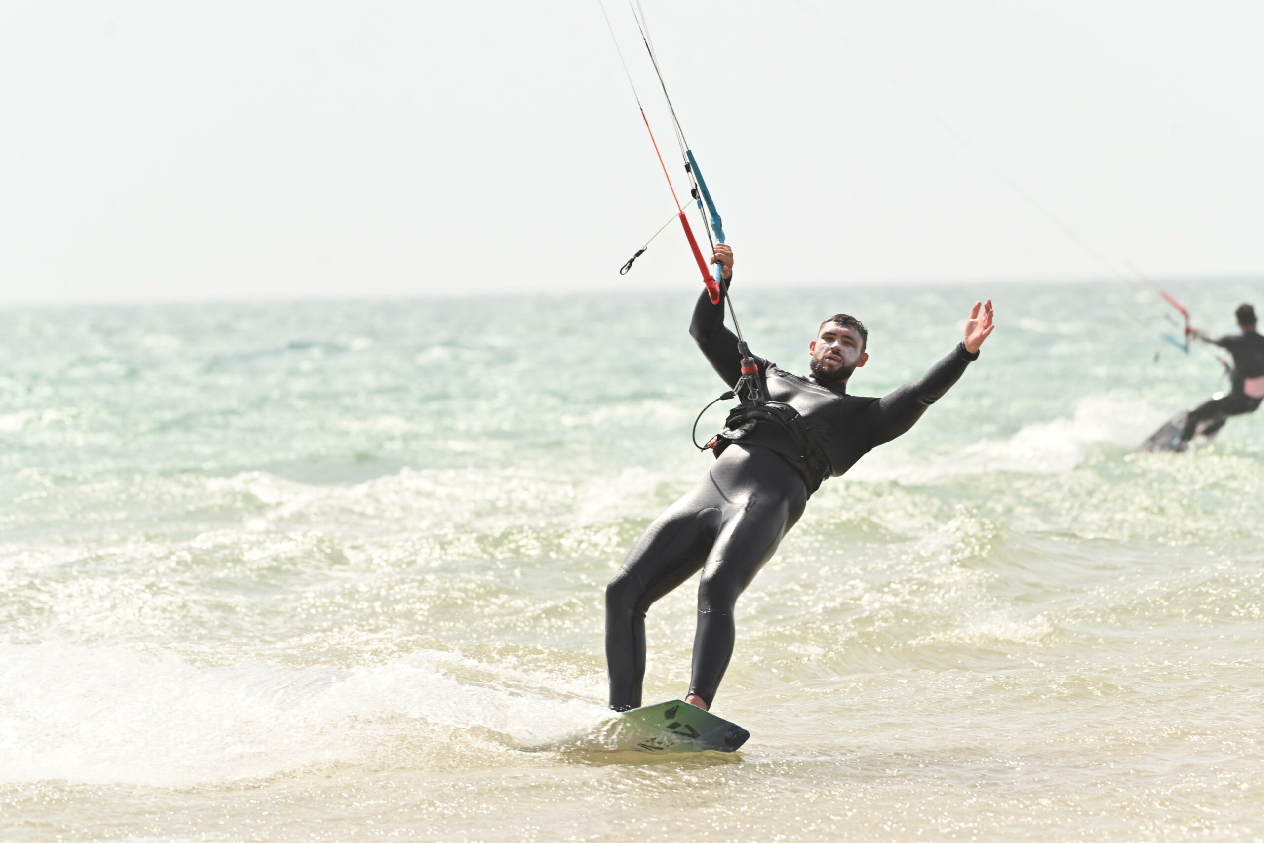 Kitesurf Essaouira | kitesurfeur sur sa planche dans l'écume