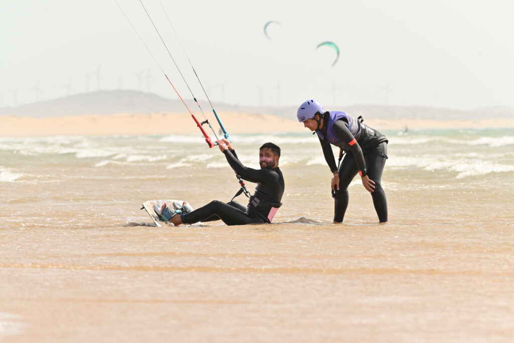 Moniteur et élève sur la plage d’Essaouira spot surf essaouira | moniteur et élève exerçant sur la plage avant la session | 2