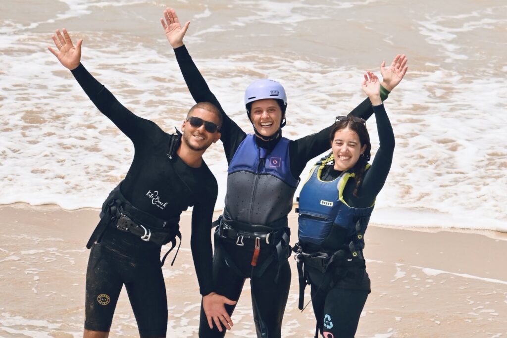 Trois kitesurfeurs bras levés après la session à Essaouira stage surf maroc | trois kitesurfeurs bras levés après la session | 4