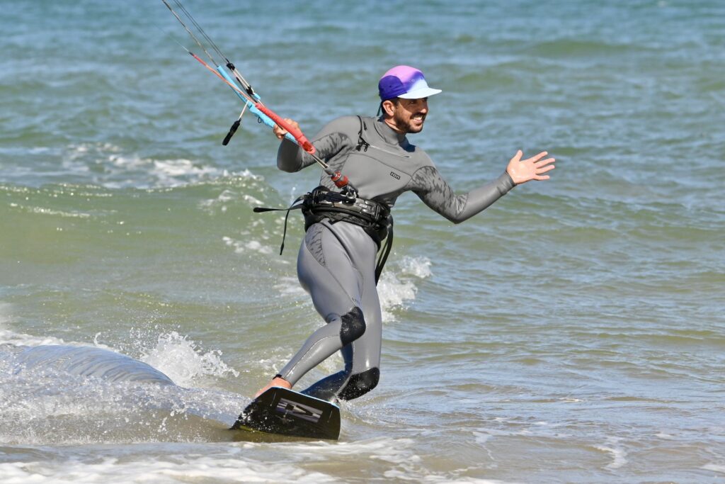 cours de surf maroc | kitesurfeur sur sa planche bras ouverts à Essaouira | 3