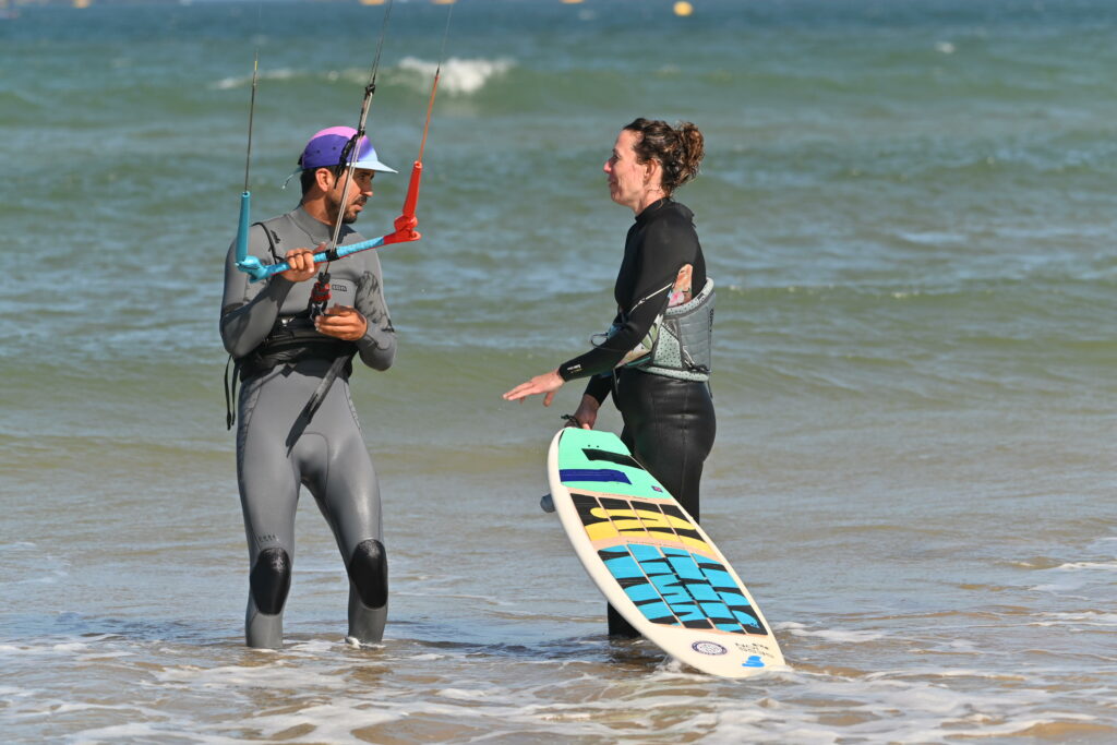 Surf camp Maroc | moniteur et élève avec une planche de surf à Essaouira | 1