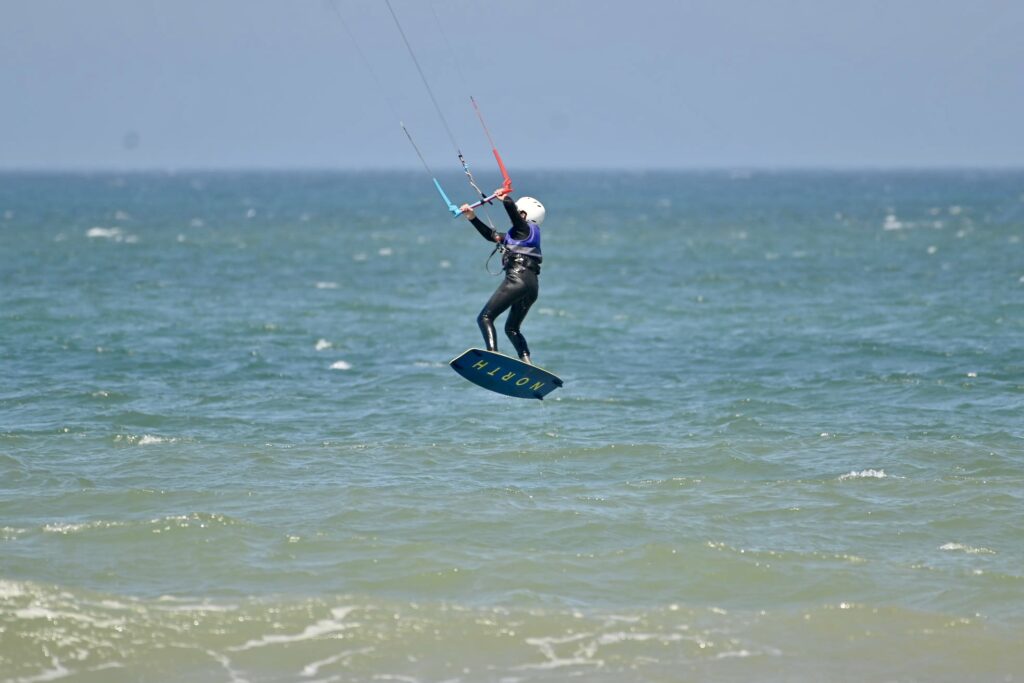 Kitesurfeur en saut avec sa planche à Essaouira surf essaouira | kitesurfeur sautant avec sa planche | 3