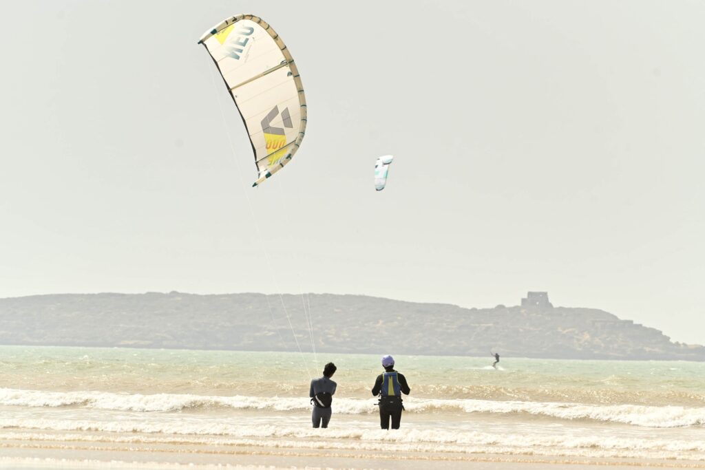 Ailes dans le ciel devant l’île de Mogador, baie d’Essaouira wingfoil débutant | ailes dans le ciel devant l’île de Mogador à Essaouira | 1