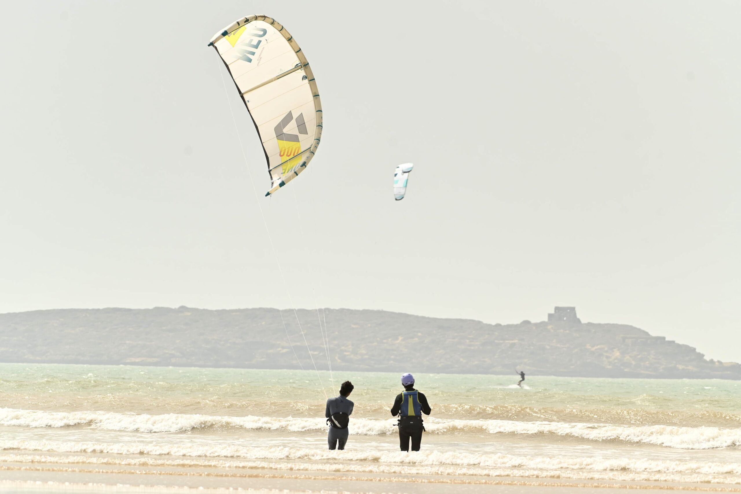Kitesurf Essaouira | kites devant l'île de Mogador