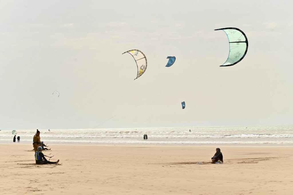 Plage d'Essaouira et ailes dans le ciel apprendre le wingfoil | ailes au-dessus de la plage d'Essaouira | 3