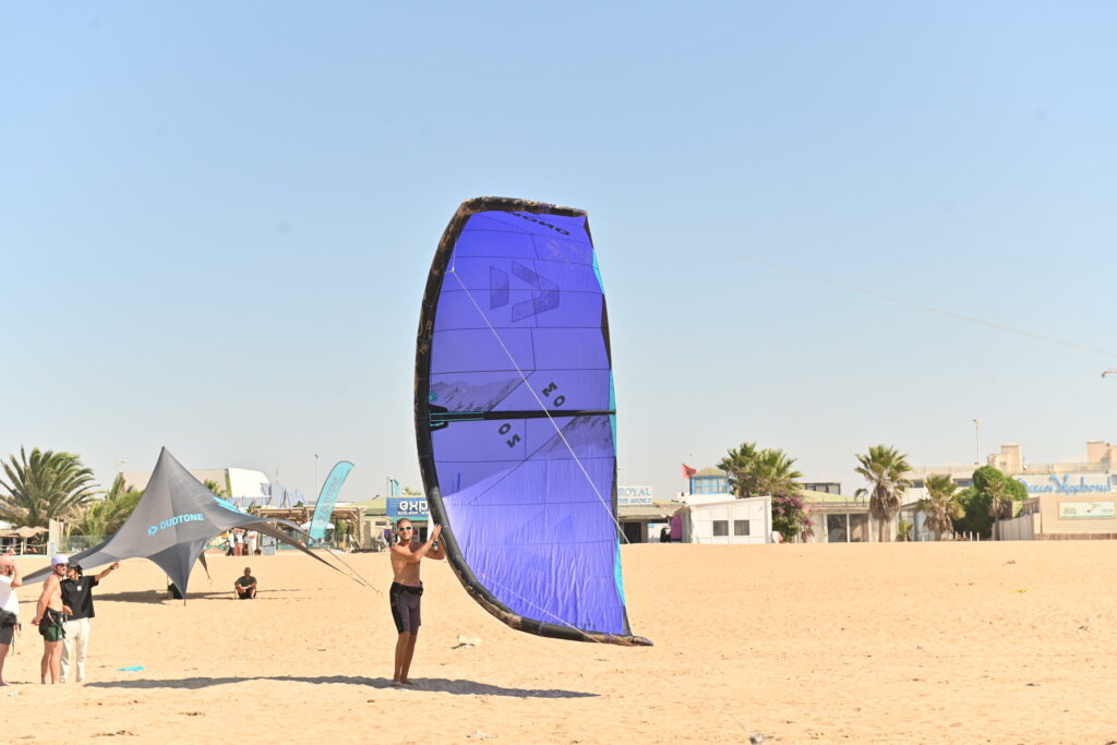 Aile bleue déployée sur la plage devant le centre de KITESURF MAROC Wingfoil Maroc | aile bleue déployée sur la plage devant le centre de l’école | 4