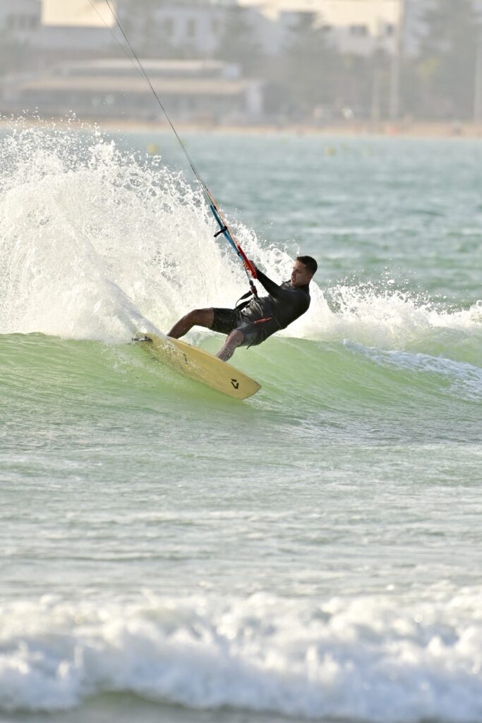 Surf camp Maroc | rider sur une vague turquoise à Essaouira | 2