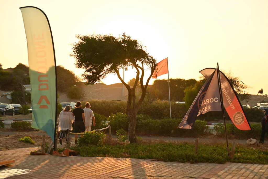 Entrée du centre de kitesurf avec drapeaux surf au maroc | entrée du centre de kitesurf avec drapeaux à Essaouira | 4